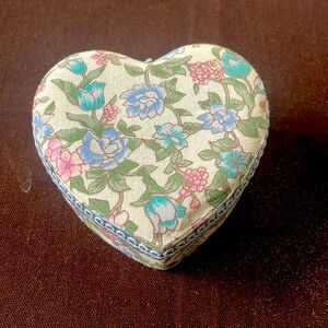 Embroidered vintage heart shape jewelry box